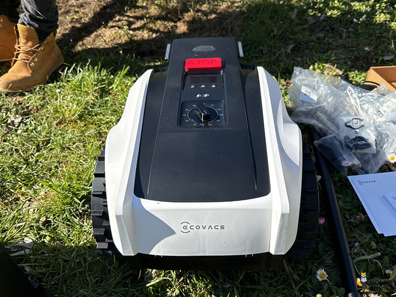 ECOVACS GOAT 0800 steht neben Zubehoer